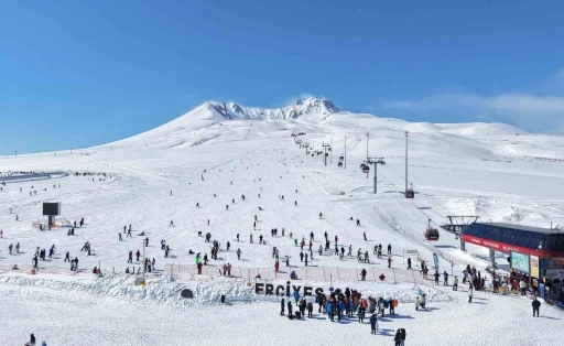 Erciyes&rsquo;te kayak sezonu t&uuml;m hızıyla devam ediyor
