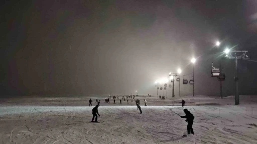 Erciyes&rsquo;te meşaleli kayak

