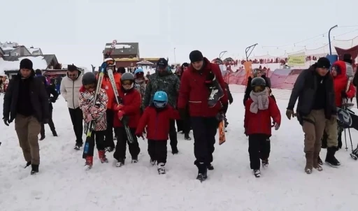 Erciyes&rsquo;te şehit &ccedil;ocuklarına kayak eğitimi
