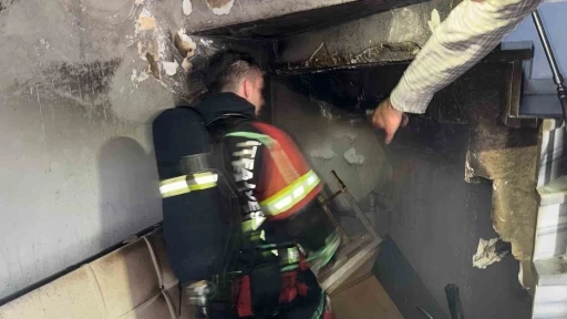 Erdek&rsquo;te 2 katlı binanın giriş katında &ccedil;ıkan yangın s&ouml;nd&uuml;r&uuml;ld&uuml;
