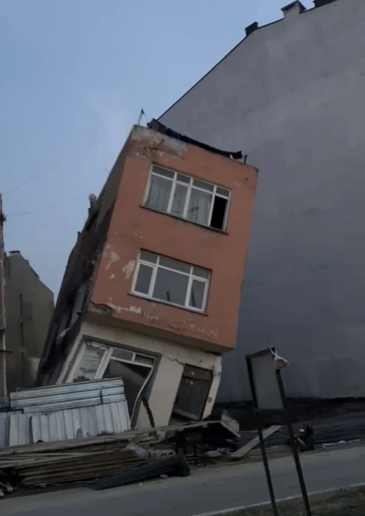Erdek&rsquo;te inşaat kazısı sırasında temeli zarar g&ouml;ren 2 katlı bina yıkıldı
