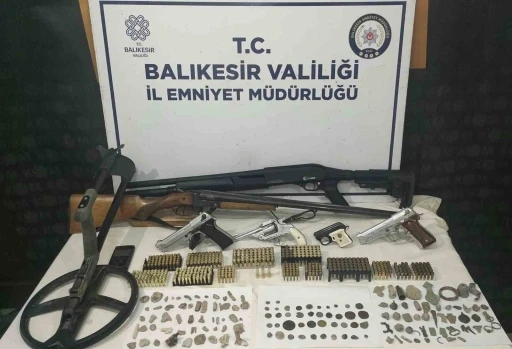 Erdek’te ruhsatsız silah ve tarihi eser operasyonu: 1 gözaltı
