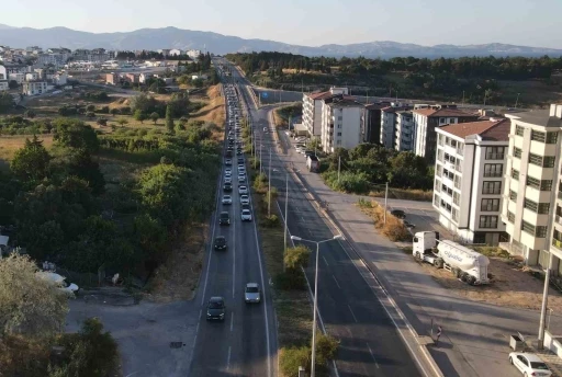 Erdek’te tatilci yoğunluğu, trafik hattı havadan görüntülendi
