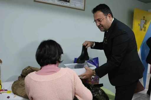 Erdemliler Hareketi Derneği, ihtiya&ccedil; sahibi &ccedil;ocuklara mont ve bot desteğinde bulundu
