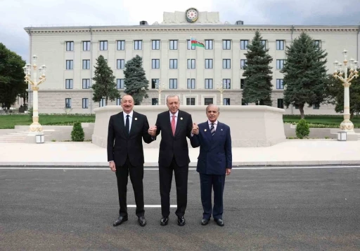 Erdoğan, Hankendi simge binası önünde fotoğraf çektirdi
