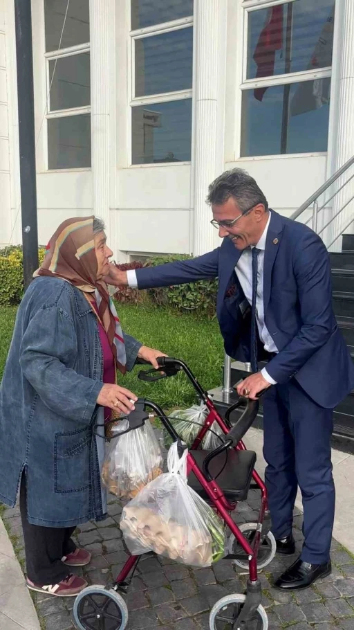 Erenler’de gönülleri ısıtan anlar: Makam aracını yaşlı kadına tahsis etti

