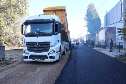 Erenler&rsquo;de iki mahallede asfalt serim &ccedil;alışmaları s&uuml;r&uuml;yor

