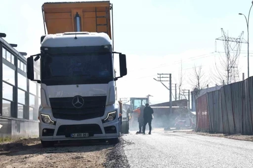 Erenler&rsquo;de yollar yenilenmeye devam ediyor
