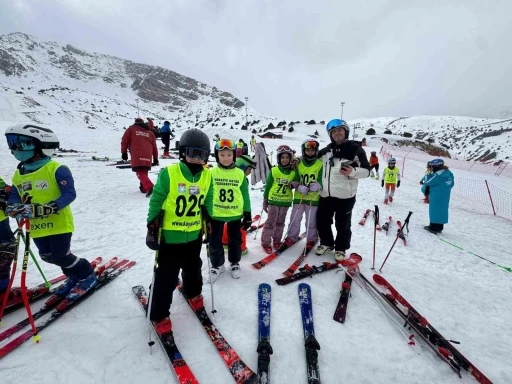 Ergan Dağı Kayak Merkezi&rsquo;nde yarışma heyecanı başladı
