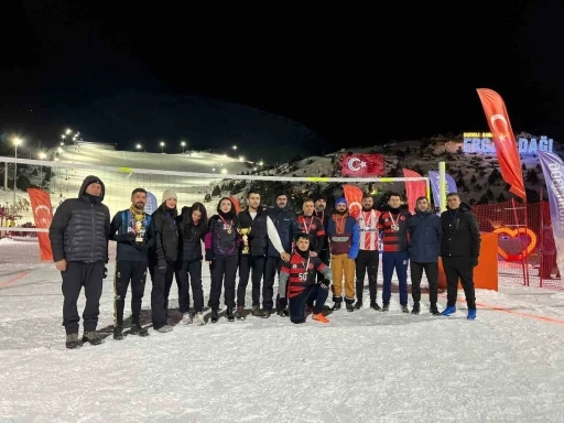 Ergan Dağı&rsquo;nda kurumlar arası kar voleybolu turnuvası tamamlandı
