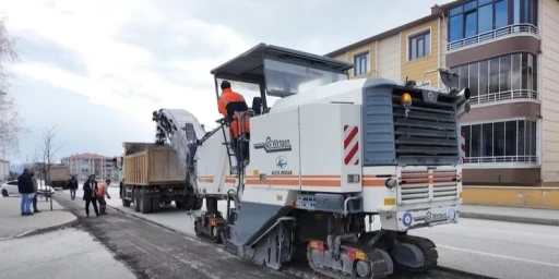 Ergenekon Mahallesi&rsquo;nde asfalt yenileme &ccedil;alışması
