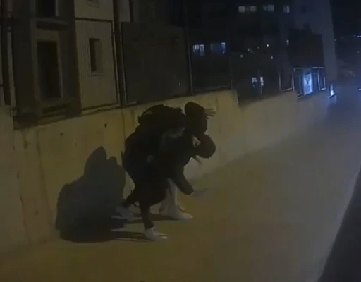 Erkek arkadaşını sokak ortasında dövdü; o anlar kamerada
