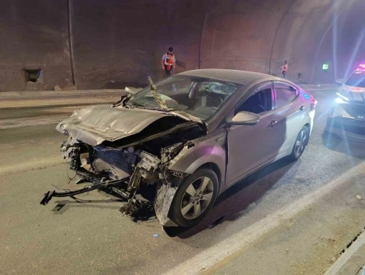 Erkenek T&uuml;neli&rsquo;nde otomobil kamyona arkadan &ccedil;arptı: 1 yaralı
