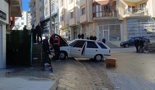 Ermenek&rsquo;te seyir halindeki otomobil alev alarak yandı
