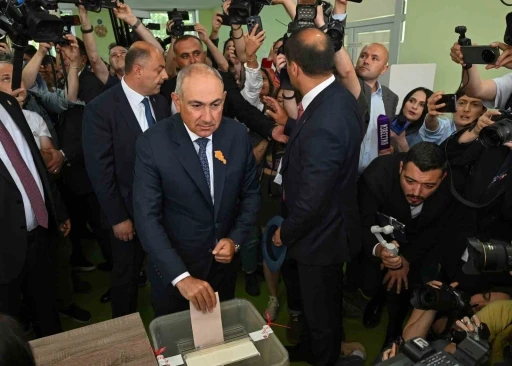 Ermenistan&rsquo;da halk genel se&ccedil;imler i&ccedil;in sandık başında
