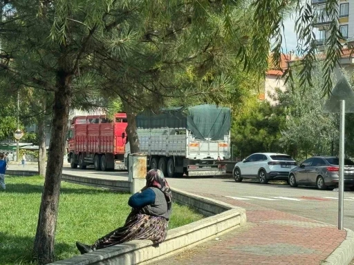 Erol&rsquo;dan mahalle aralarına park eden tır ve kamyon s&uuml;r&uuml;c&uuml;lerine &ouml;nemli uyarı:

