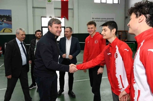 Ertuğrul Sağlam&rsquo;dan gen&ccedil; sporculara ilham veren ziyaret

