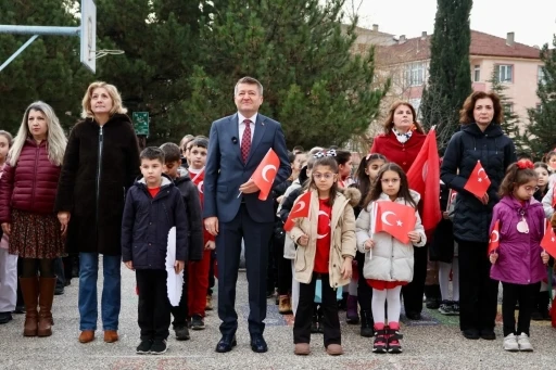 Ertuğrulgazi İlkokulu&rsquo;nda ikinci d&ouml;nemin ilk dersi bayrak temasıyla yapıldı
