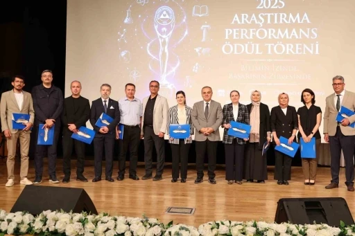 ER&Uuml;&rsquo;de &rsquo;2025 Yılı Araştırma Performans &Ouml;d&uuml;l T&ouml;reni&rsquo; d&uuml;zenlendi
