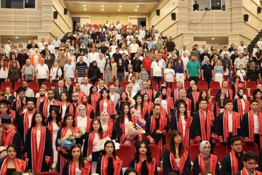 ER&Uuml; Edebiyat Fak&uuml;ltesi&rsquo;nde 450 &ouml;ğrenci mezun oldu
