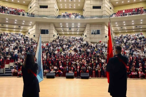 ER&Uuml; Eğitim Fak&uuml;ltesi yeni mezunlarını verdi

