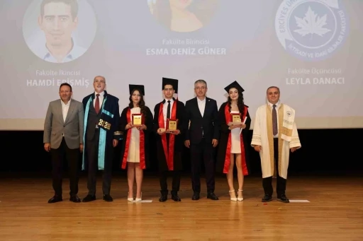 ER&Uuml; İİBF 44. d&ouml;nem mezunlarını verdi
