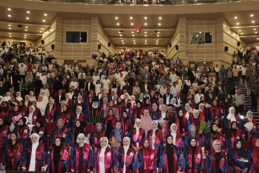 ER&Uuml; İlahiyat Fak&uuml;ltesi&rsquo;nde mezuniyet sevinci
