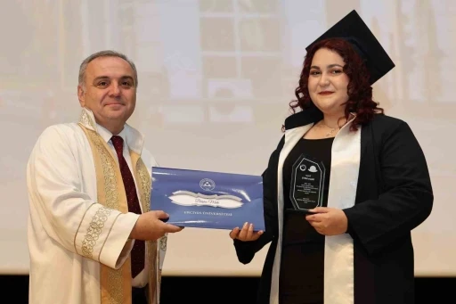 ER&Uuml; Mimarlık Fak&uuml;ltesi&rsquo;nde mezuniyet sevinci
