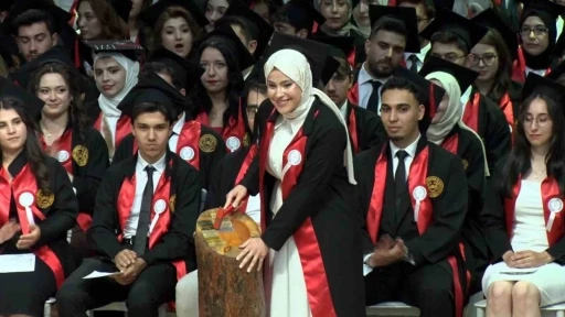 ER&Uuml; Tıp Fak&uuml;ltesi 52. d&ouml;nem mezunlarını verdi
