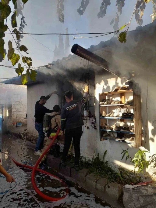 Erzin&rsquo;de m&uuml;stakil ev yandı
