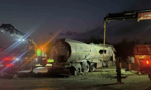 Erzin&rsquo;de yakıt y&uuml;kl&uuml; tanker devrildi
