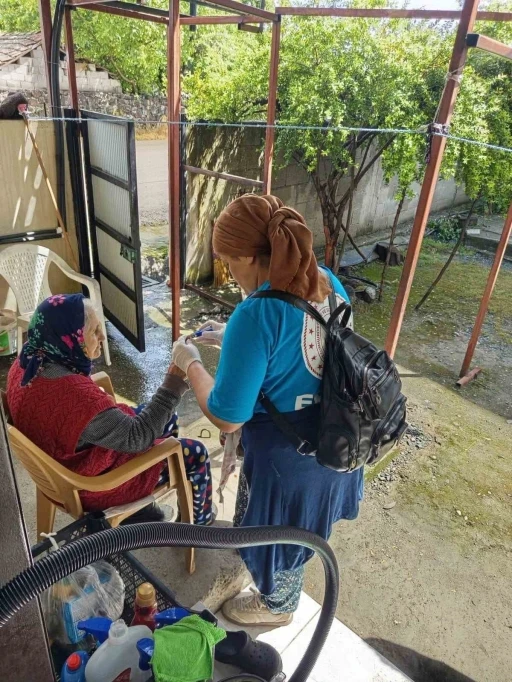 Erzin&rsquo;de yaşlı vatandaşların evinde vefa temizliği ger&ccedil;ekleştiriliyor
