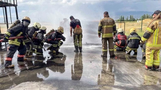 Erzincan Belediyesi itfaiye personelinin mesleki eğitimleri s&uuml;r&uuml;yor
