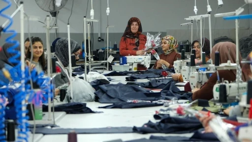 Erzincan Belediyesinde kadınlara çiçek takdimi
