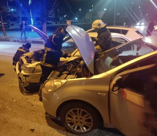 Erzincan&rsquo;da 2 otomobil &ccedil;arpıştı
