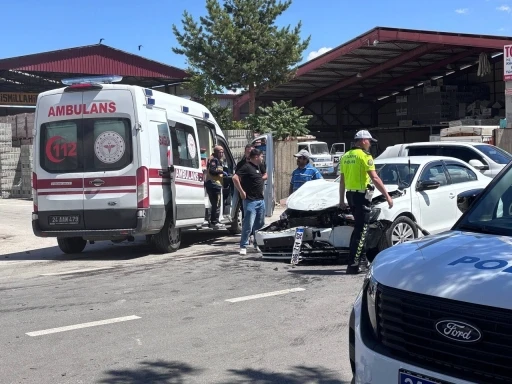 Erzincan&rsquo;da 3 ara&ccedil;lı trafik kazası g&uuml;venlik kamerasına yansıdı
