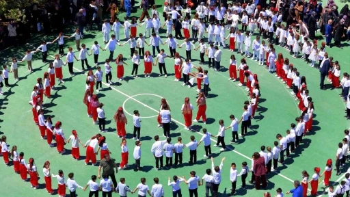 Erzincan&rsquo;da 500 kişiyle d&uuml;z halay rekoru
