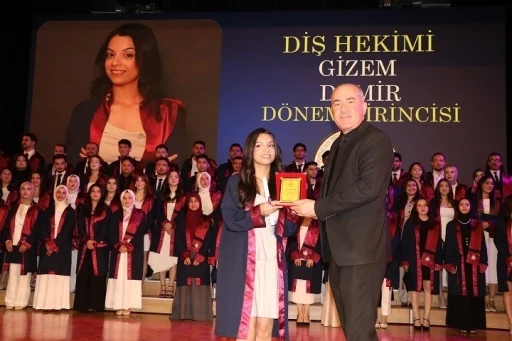 Erzincan&rsquo;da 82 gen&ccedil; diş hekimi mezuniyet coşkusu yaşadı
