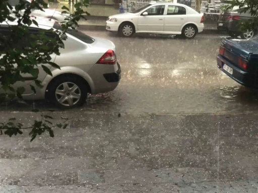 Erzincan&rsquo;da dolu ve heyelan ulaşımı olumsuz etkiledi
