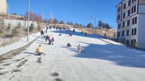 Erzincan&rsquo;da dondurucu soğuğa rağmen &ccedil;ocukların kızak sevinci
