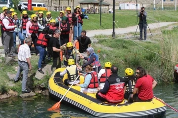 Erzincan’da engelli bireylere yönelik paraşüt ve rafting etkinliği renkli görüntüler oluşturdu
