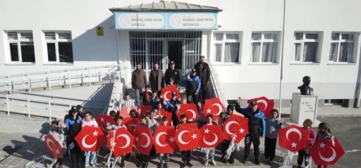 Erzincan&rsquo;da g&ouml;ky&uuml;z&uuml;n&uuml; polisler ve &ccedil;ocuklar birlikte renklendirdi
