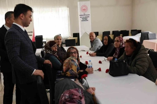 Erzincan&rsquo;da huzurevi sakinleriyle bayramlaşıldı
