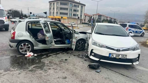 Erzincan&rsquo;da iki otomobil &ccedil;arpıştı: 2 yaralı
