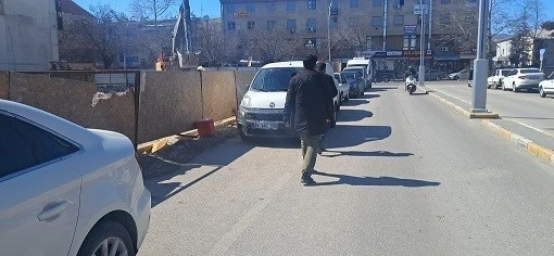 Erzincan&rsquo;da inşaat &ccedil;alışmaları yayaları tehlikeye atıyor
