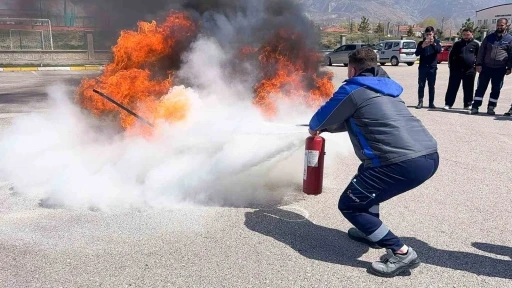 Erzincan&rsquo;da itfaiyeden kurum personeline yangın eğitimi
