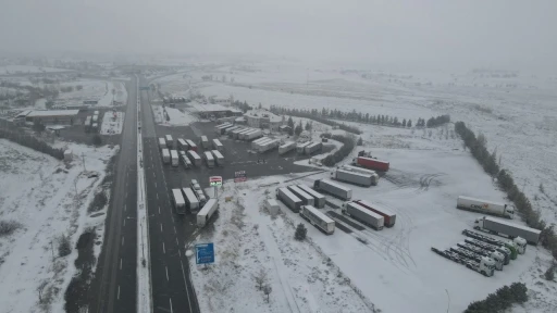 Erzincan&rsquo;da kar etkisini g&ouml;sterdi: Ge&ccedil;itlerde trafik kilitlendi
