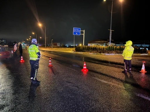 Erzincan&rsquo;da kar ve sis ulaşımı aksattı
