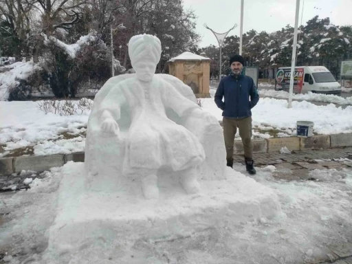 Erzincan&rsquo;da kardan adam değil, kardan padişah
