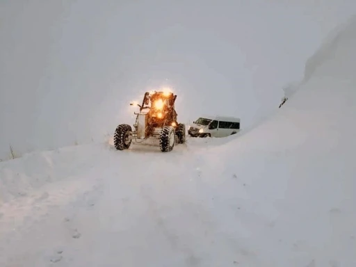 Erzincan&rsquo;da kardan kapanan 335 k&ouml;y yolu ulaşıma a&ccedil;ılıyor
